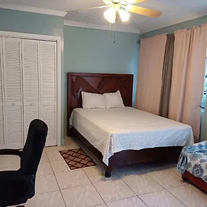 Guest house Errol And Nancys Place, Nassau