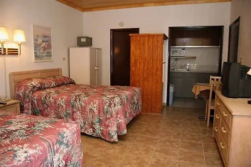 Red Carpet Inn Select - Nassau