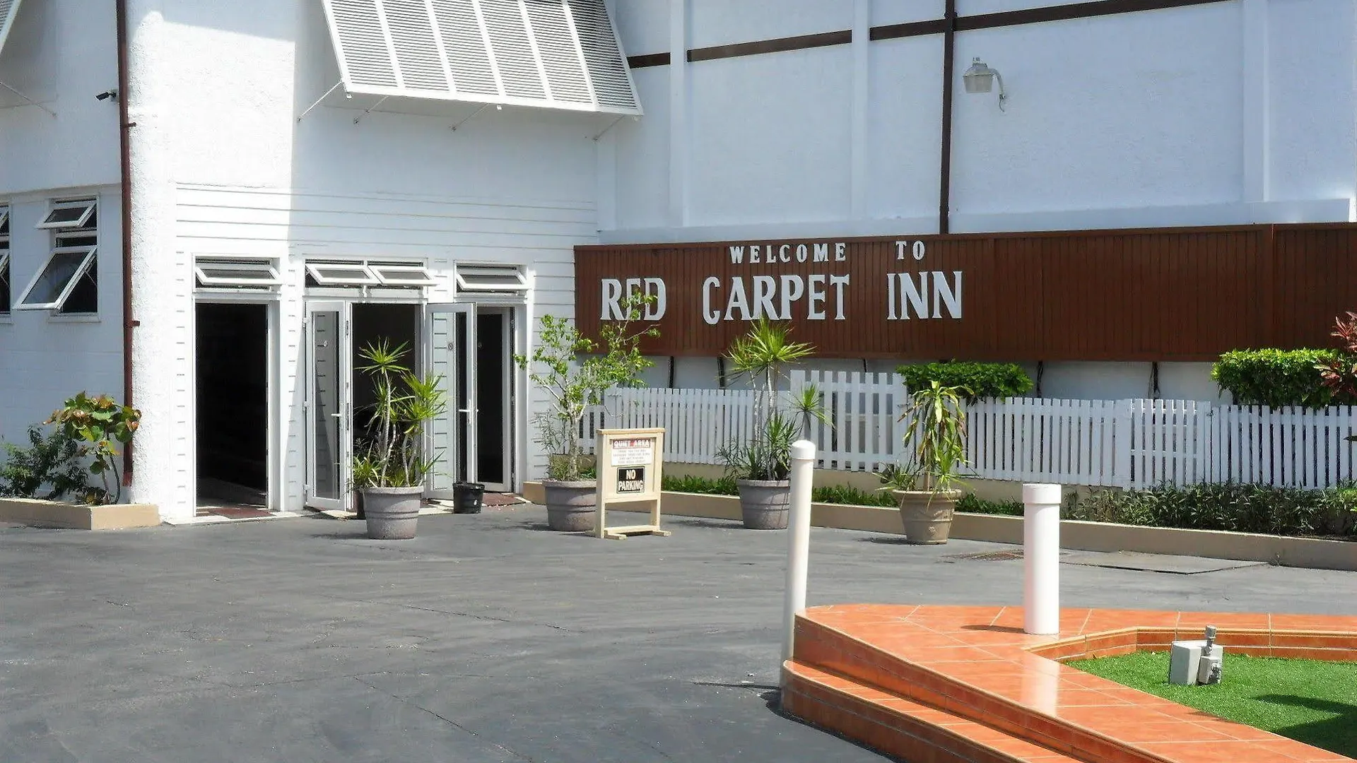 Red Carpet Inn Select - Nassau 2*,